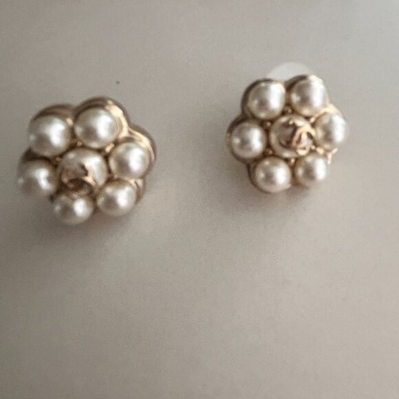 CHANEL Pearl Flower Earrings - Picture 2 of 6